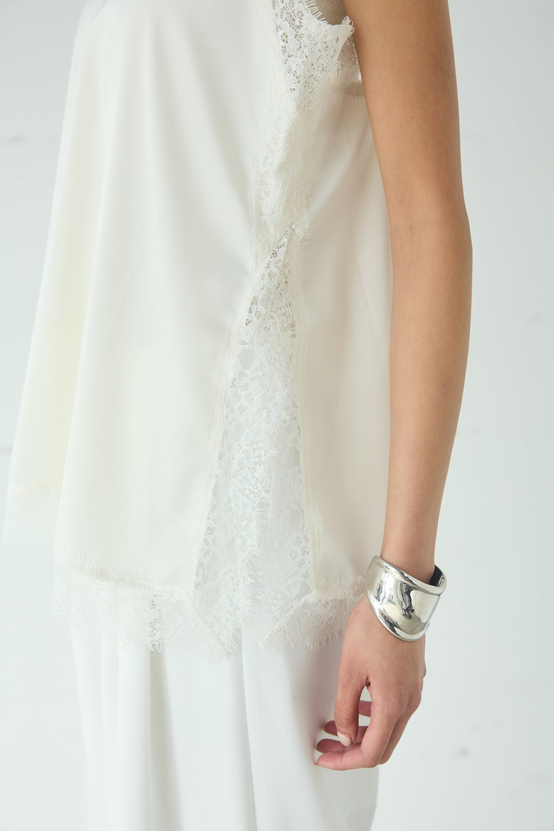 [SET]スポンディッシュBIGボタンクルーネックカーディガン+ブロード切り替えぺプラムタンク(2set)