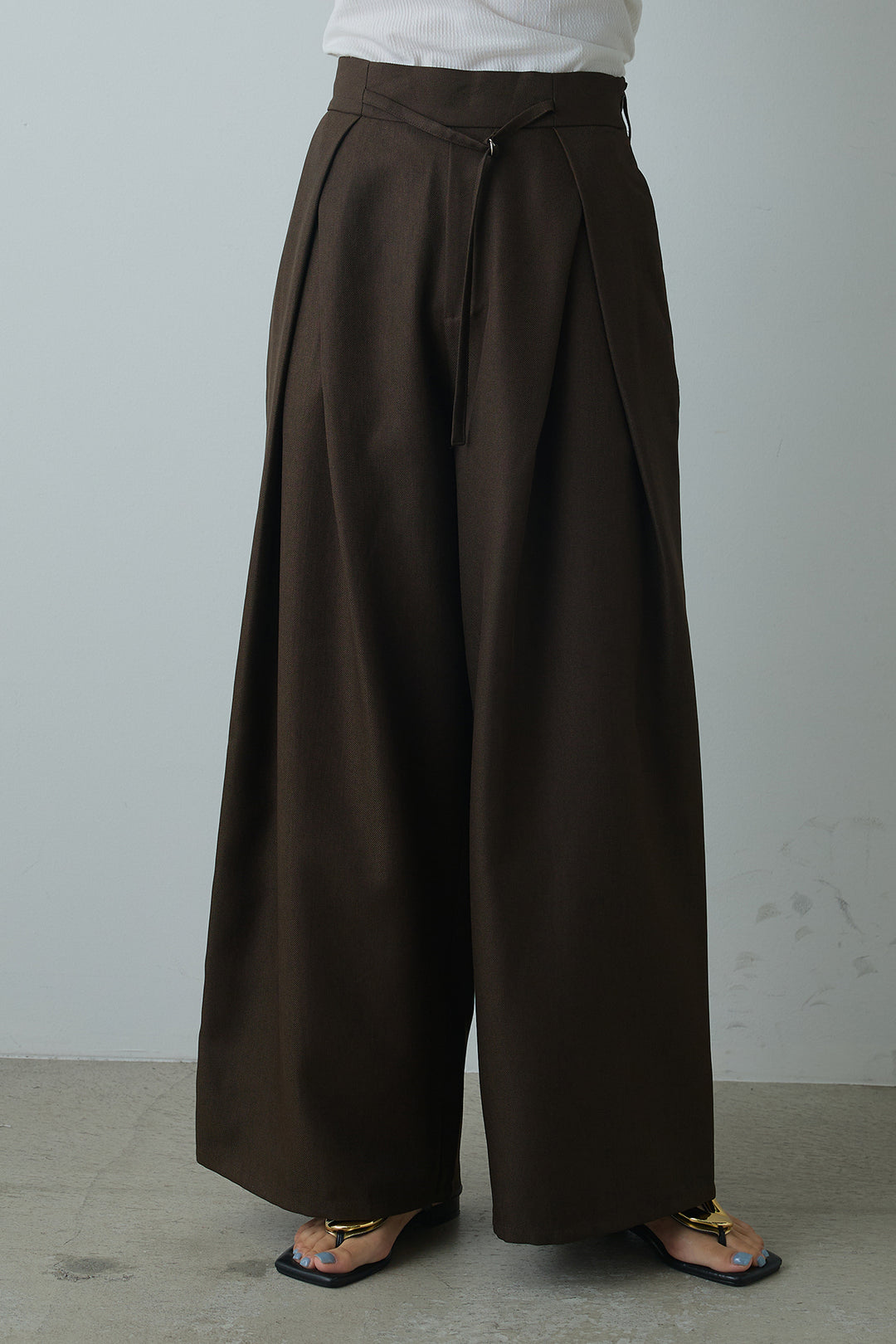 細ベルトデザインタックワイドパンツ