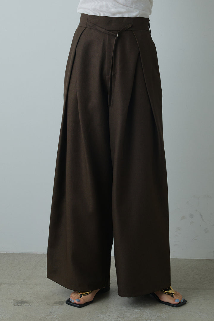 細ベルトデザインタックワイドパンツ