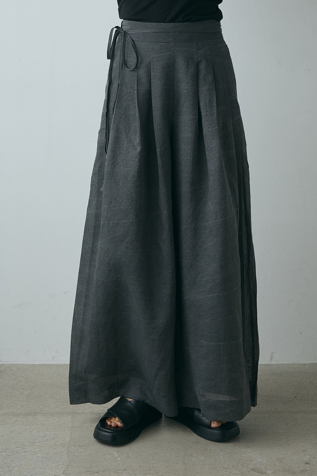リネン混紐垂らしタックワイドパンツ