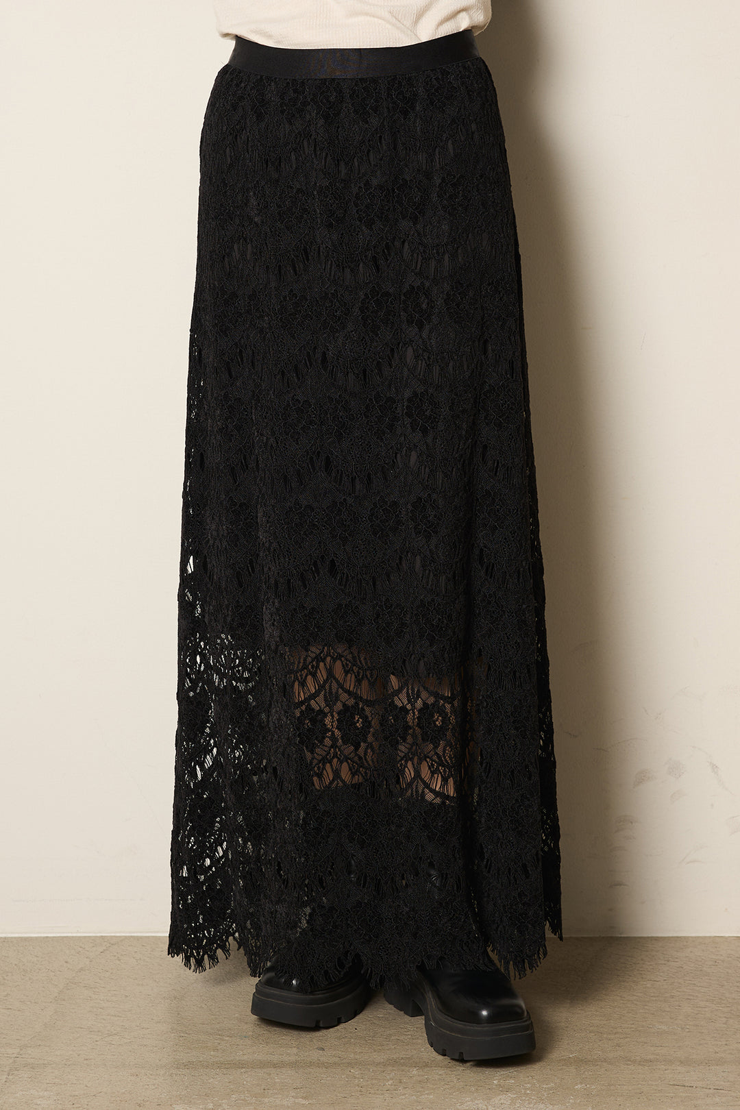 レース刺繍ロングスカート