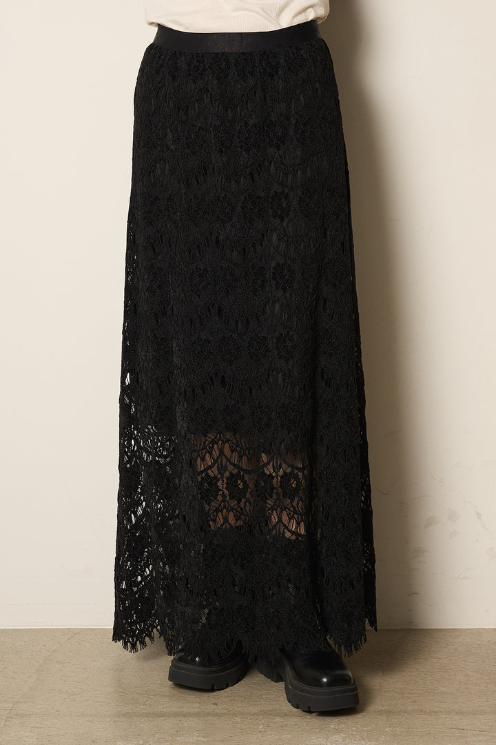 レース刺繍ロングスカート