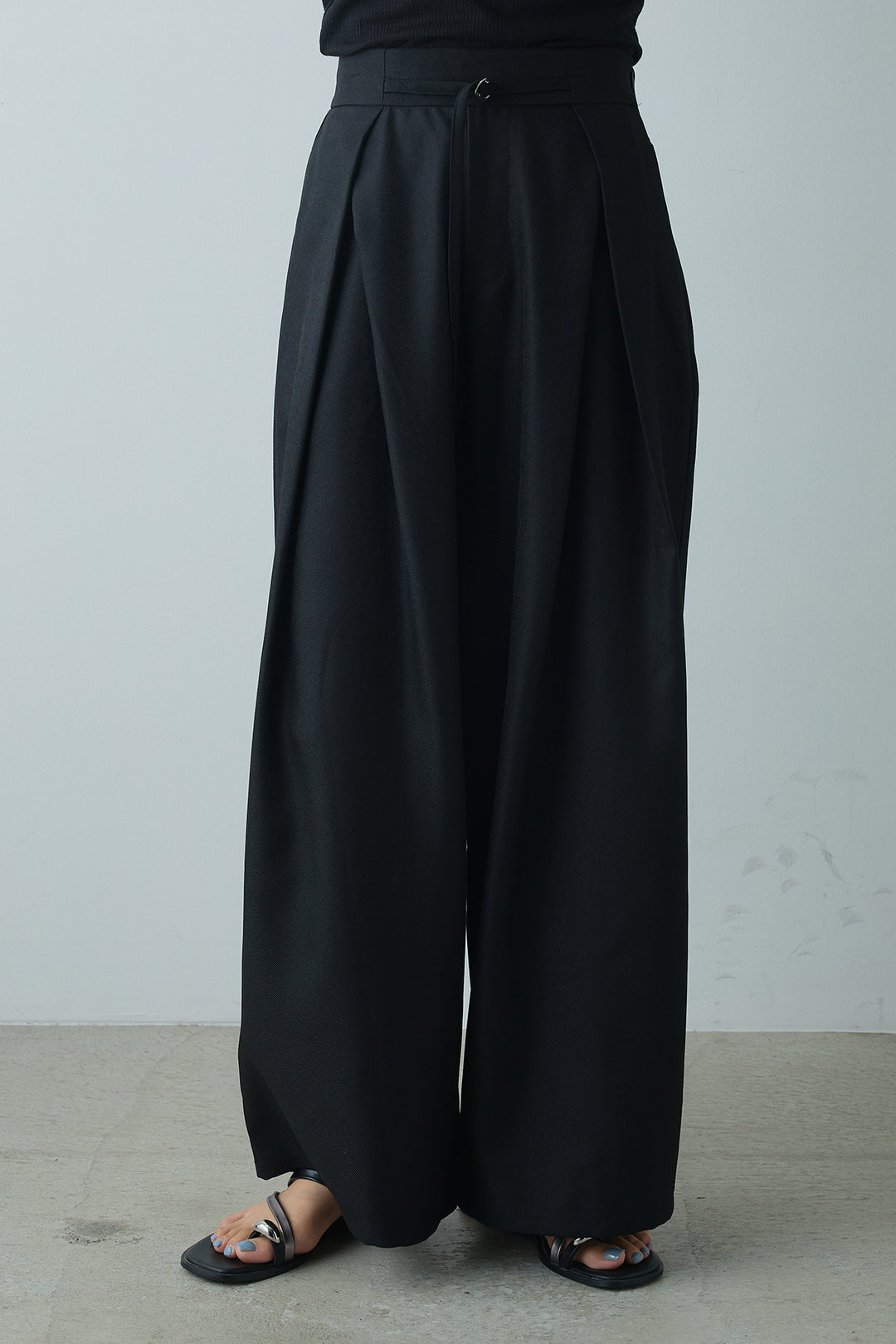 細ベルトデザインタックワイドパンツ