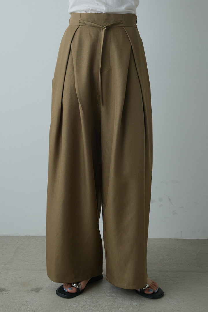 細ベルトデザインタックワイドパンツ