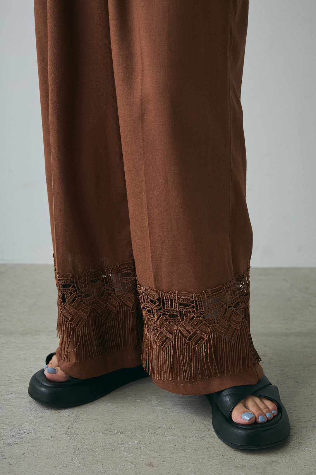 リネン混裾レース刺繍パンツ