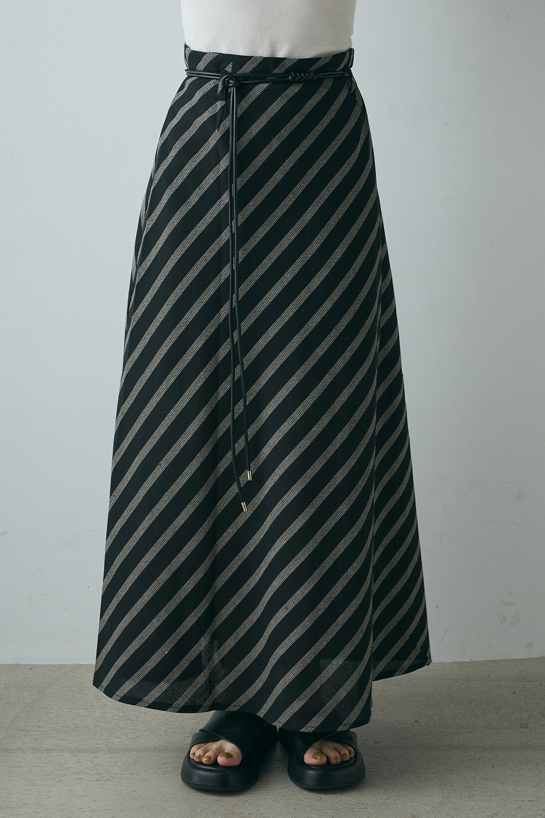 [SET]ニュースペーパーグラフィックTシャツ+ベルト付き斜めライン柄スカート(2set)