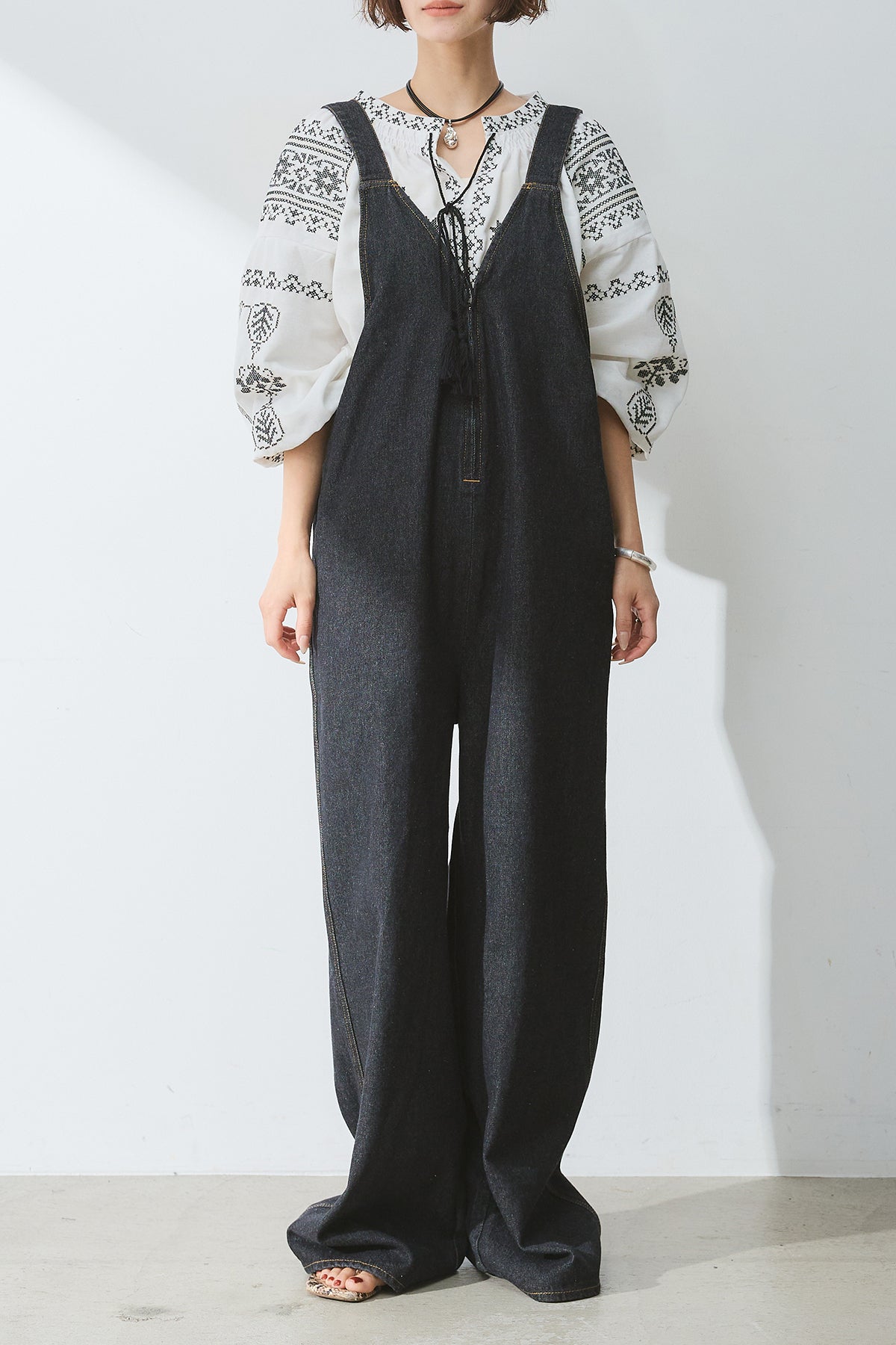SET]刺繍バルーンブラウス+デニムフロントジップVネックサロペット