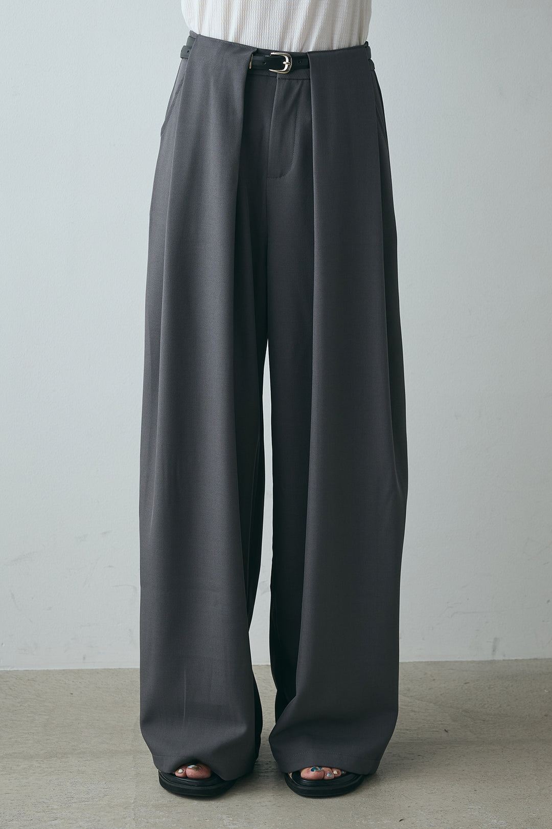細ベルトタックワイドパンツ
