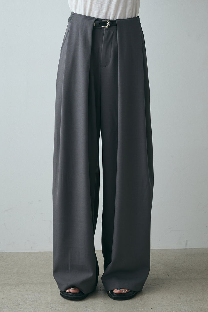 細ベルトタックワイドパンツ