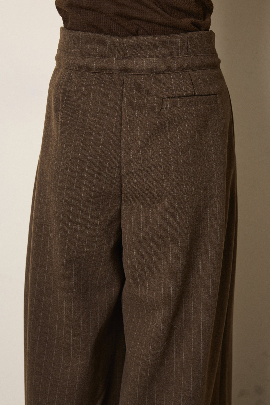 [SET]ボリューム編みニットプルオーバー+編みベルト付きピンストライプワイドパンツ(2set)