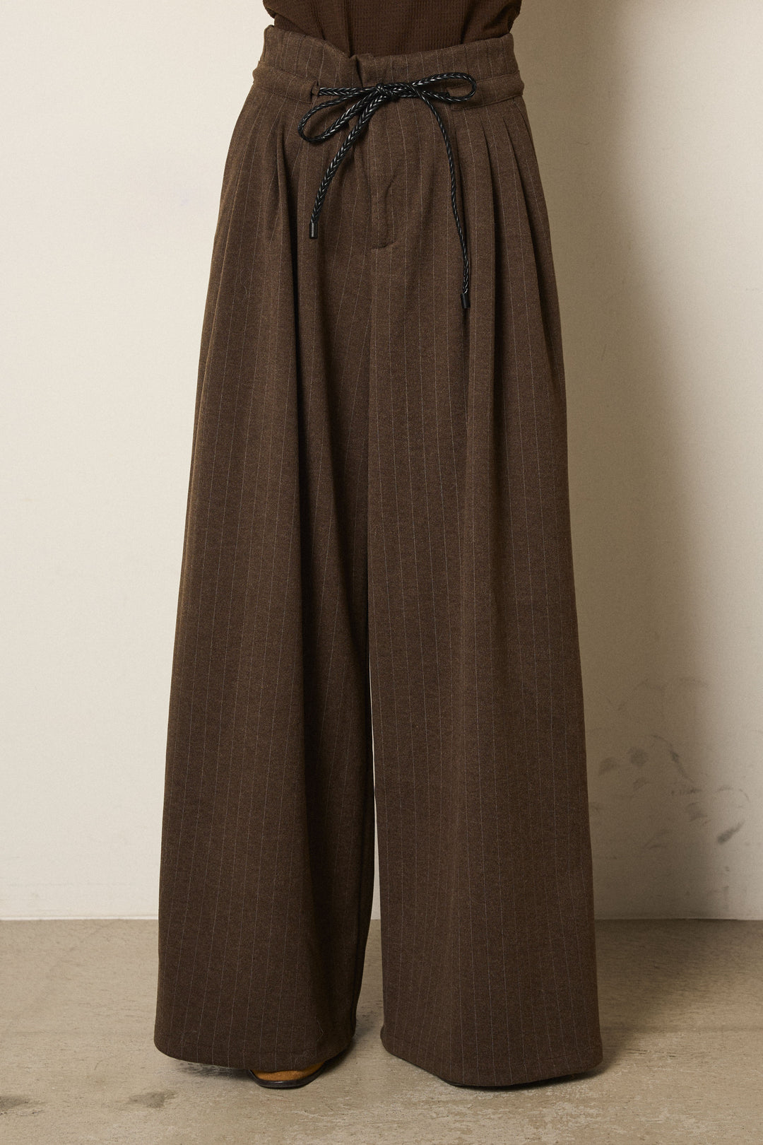 [SET]ボリューム編みニットプルオーバー+編みベルト付きピンストライプワイドパンツ(2set)