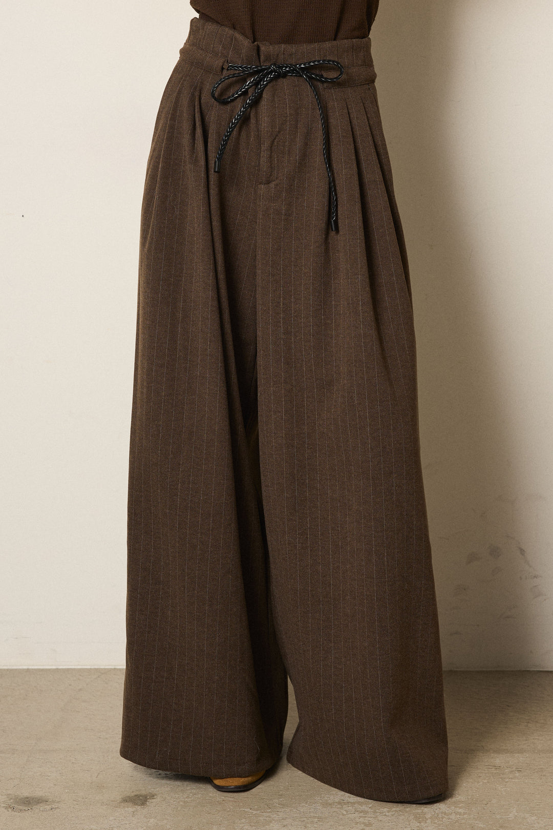 [SET]ボリューム編みニットプルオーバー+編みベルト付きピンストライプワイドパンツ(2set)