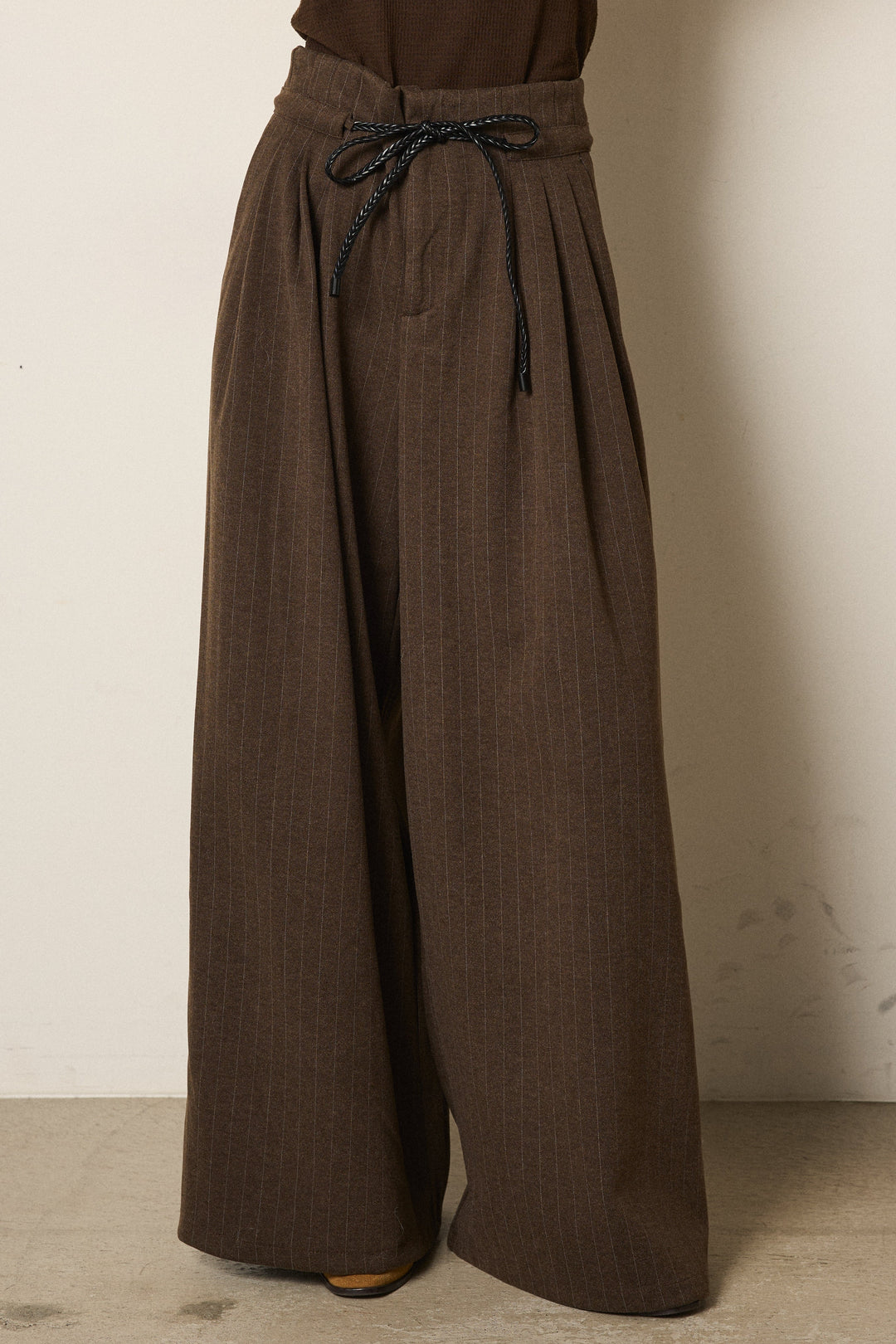 編みベルト付きピンストライプワイドパンツ