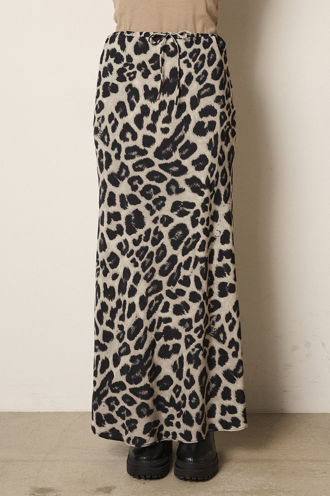 [SET]ノーカラーリブボアアウター+レオパードサテンナロースカート(2set)