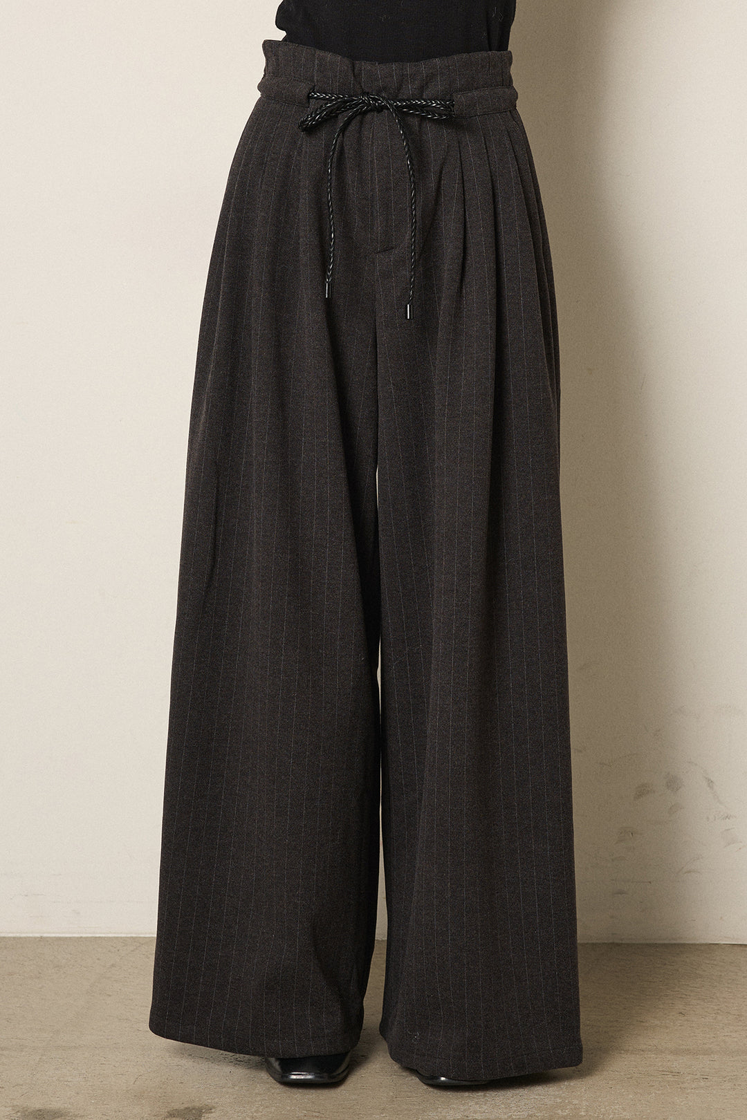 [SET]ボリューム編みニットプルオーバー+編みベルト付きピンストライプワイドパンツ(2set)
