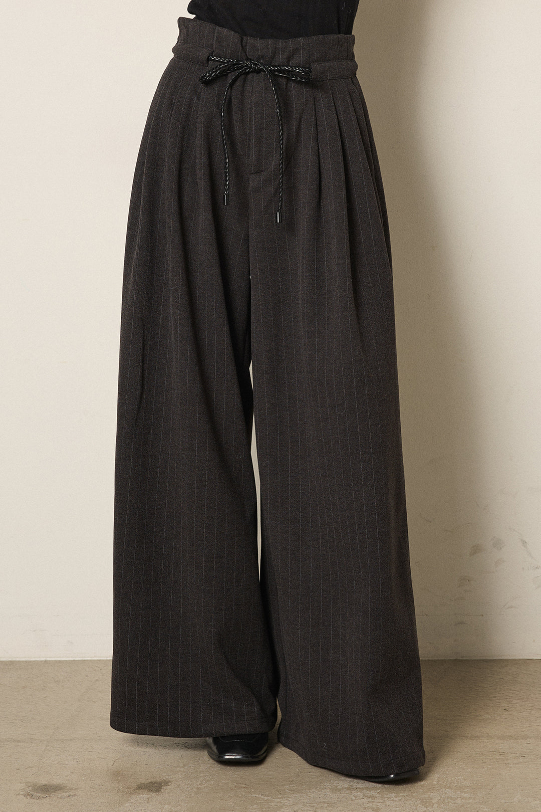 編みベルト付きピンストライプワイドパンツ