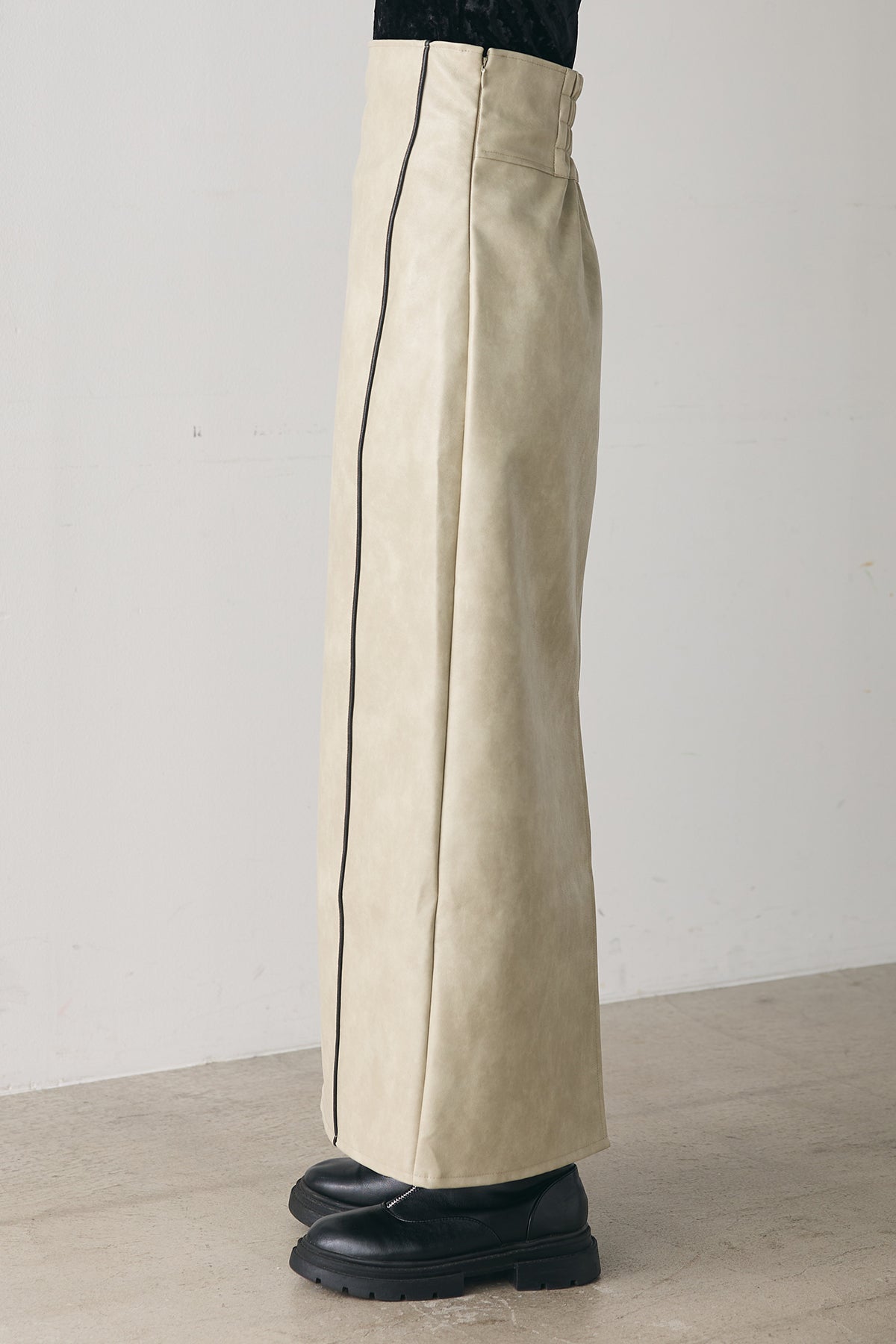 即納】フェイクレザーパイピングナロースカート – ESICA