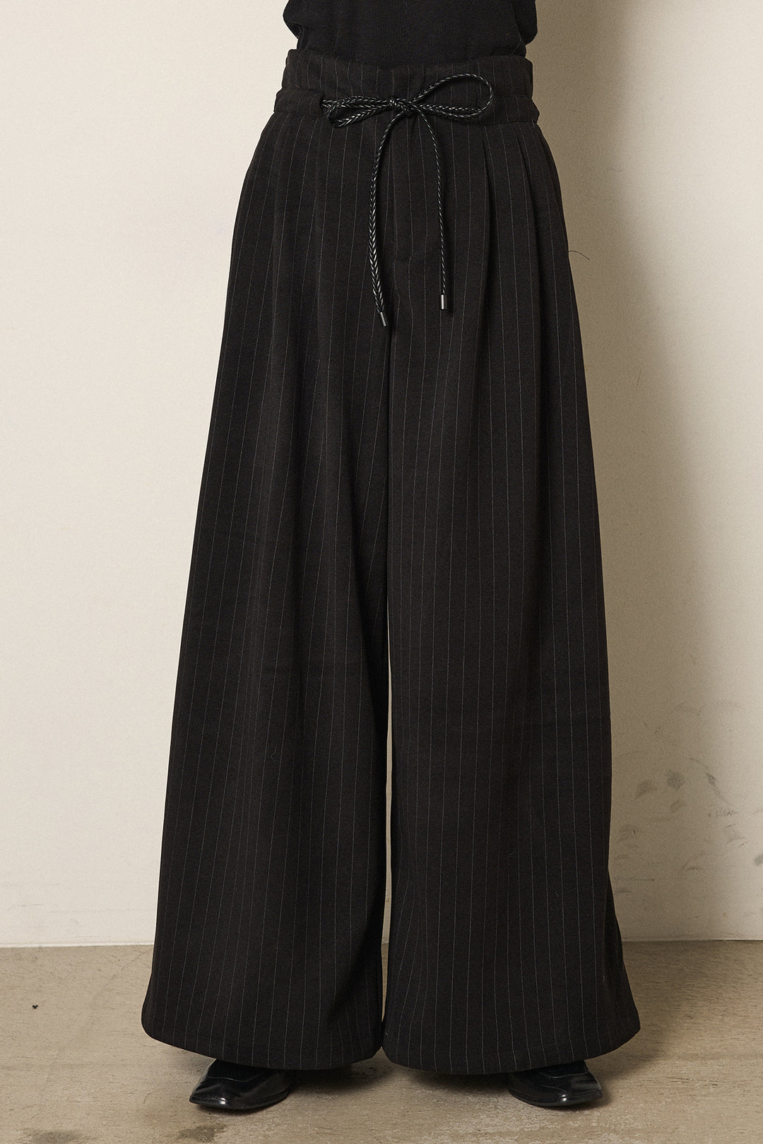 編みベルト付きピンストライプワイドパンツ