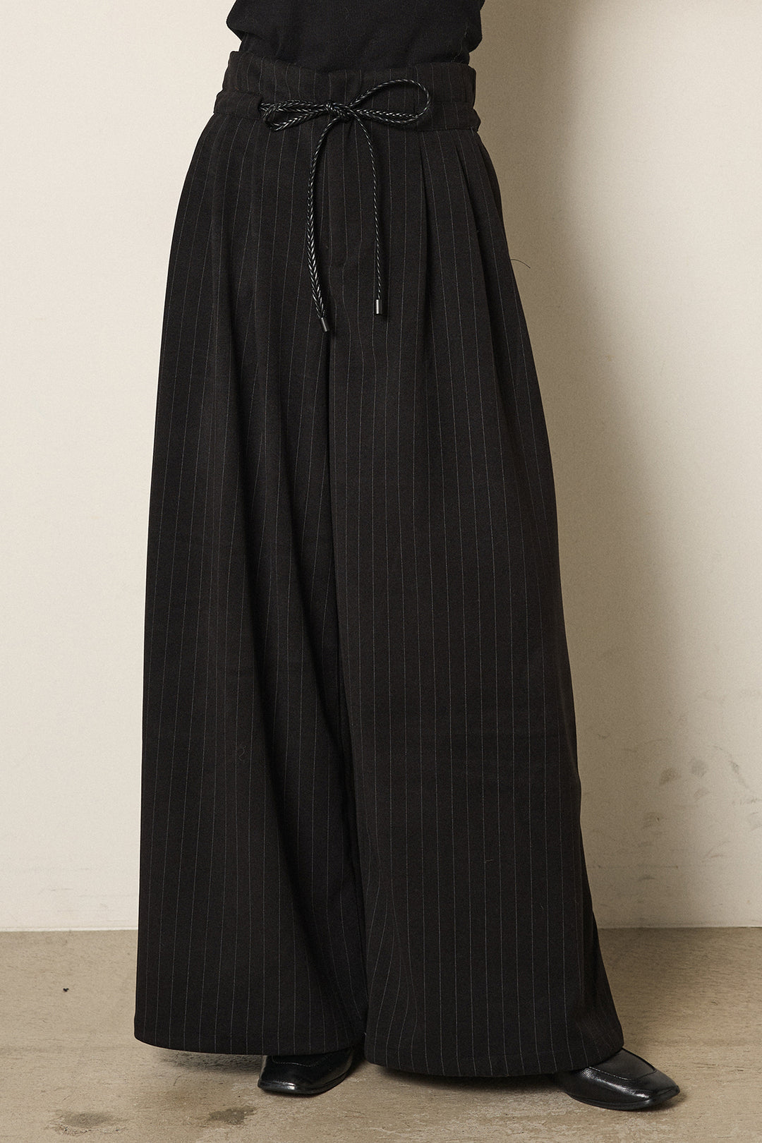 [SET]ボリューム編みニットプルオーバー+編みベルト付きピンストライプワイドパンツ(2set)