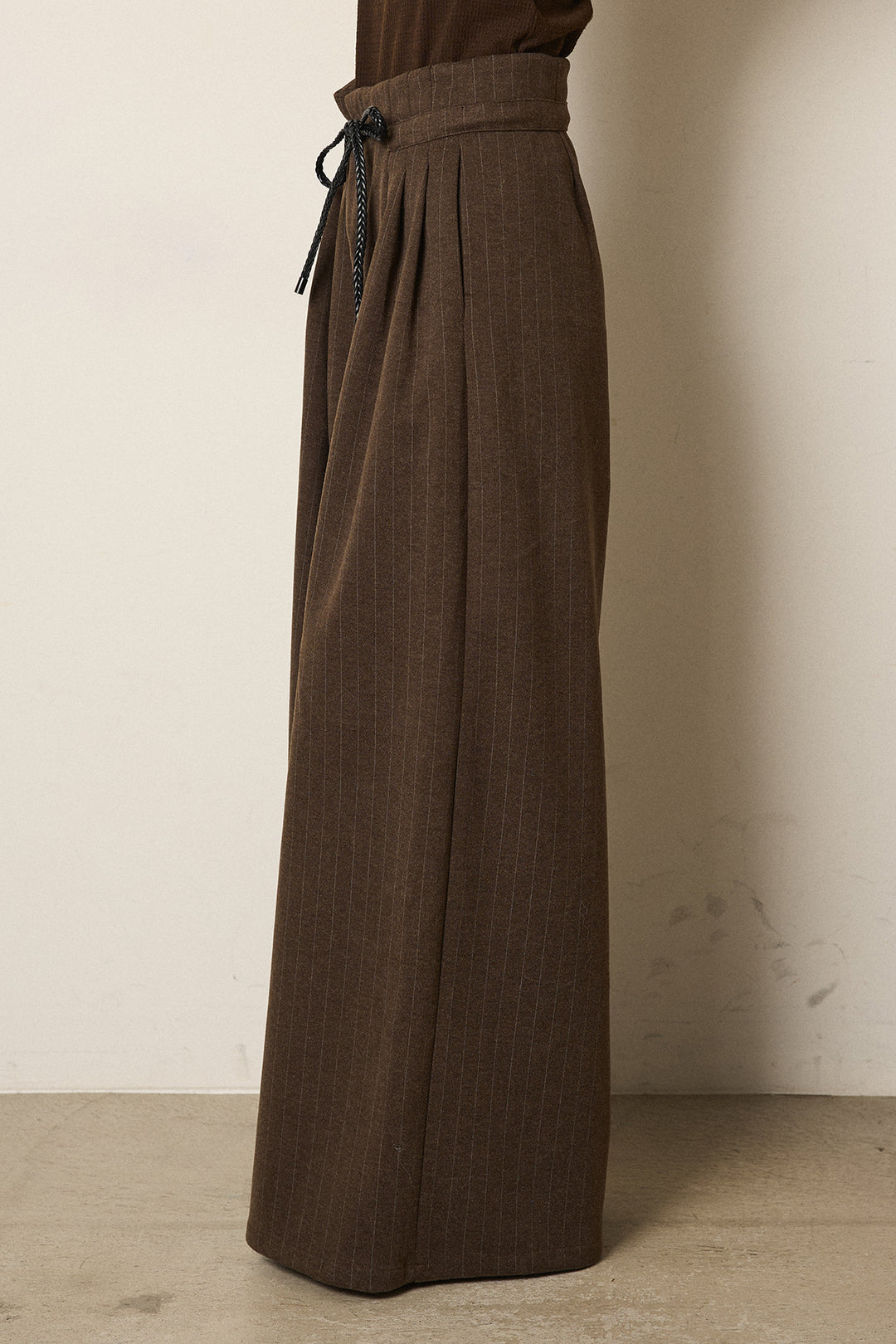 編みベルト付きピンストライプワイドパンツ