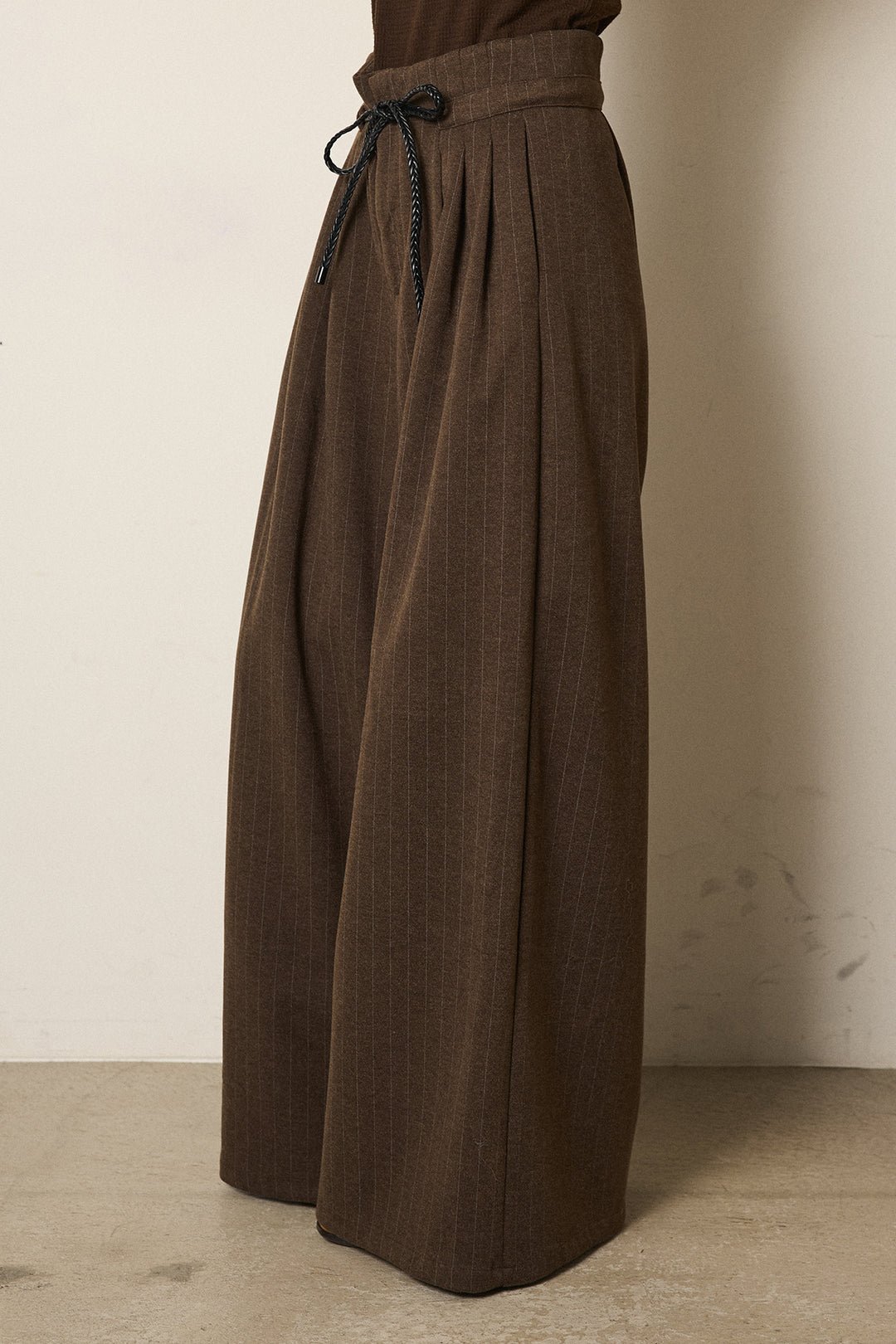 [SET]ボリューム編みニットプルオーバー+編みベルト付きピンストライプワイドパンツ(2set)