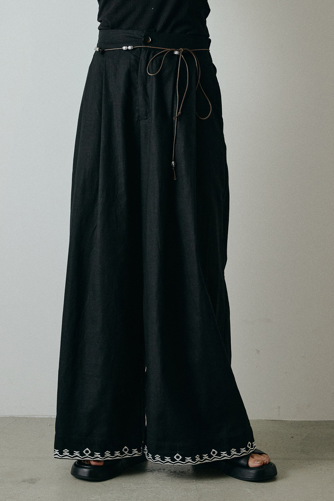 裾刺繍デザインワイドパンツ