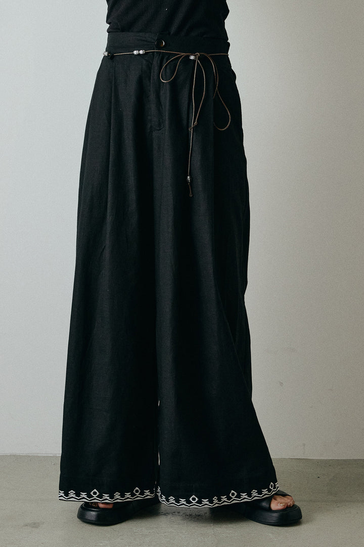裾刺繍デザインワイドパンツ