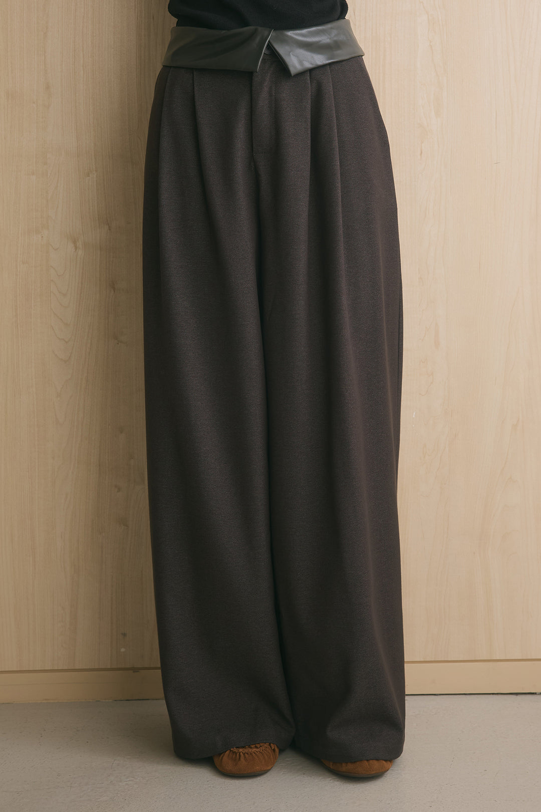 ウエストレザーライク折り返しワイドパンツ