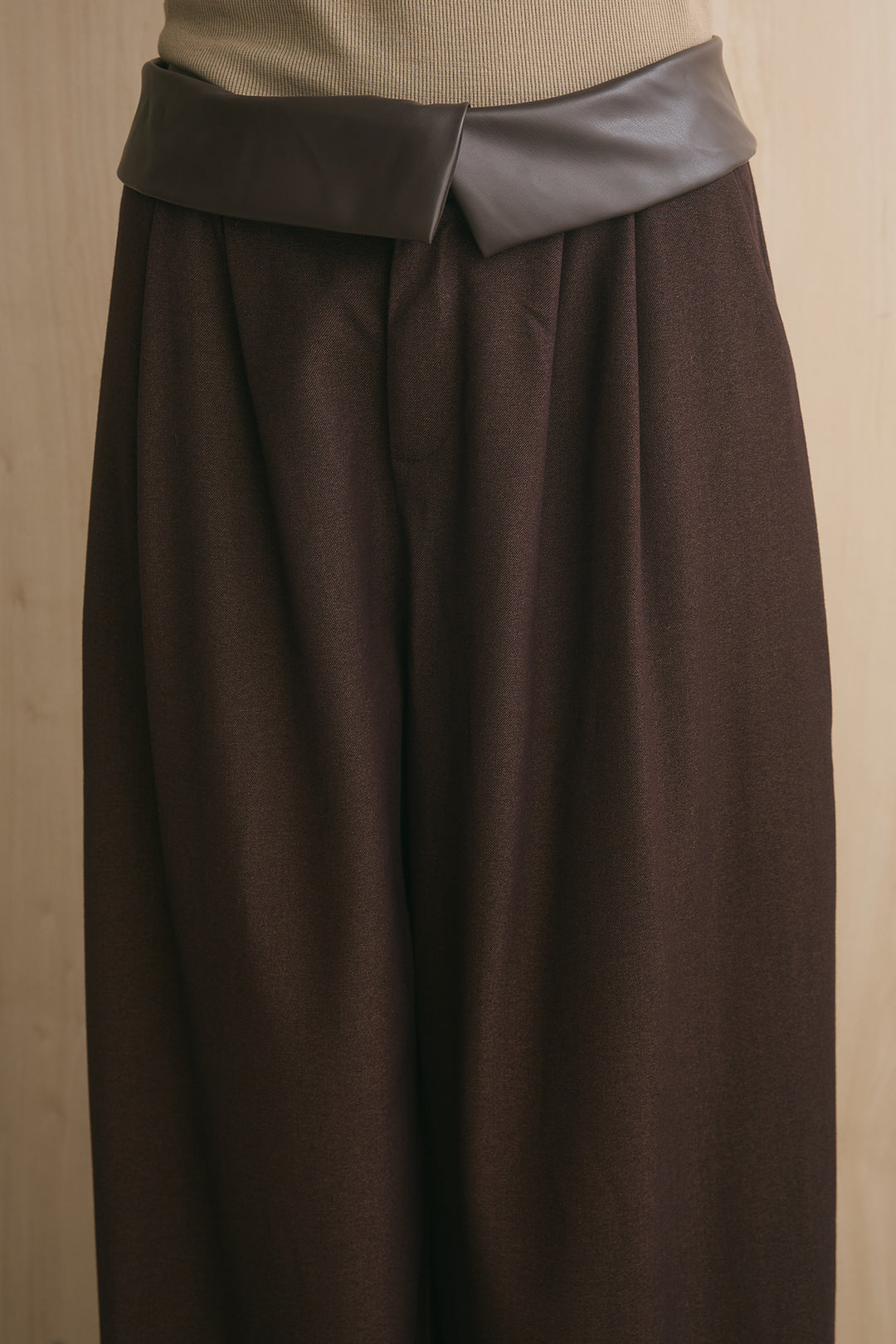 ウエストレザーライク折り返しワイドパンツ