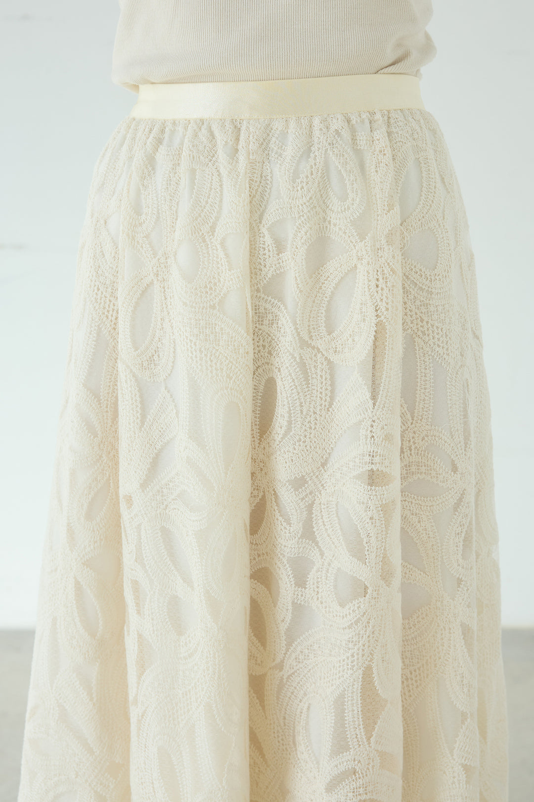 ニュアンス柄刺繍スカート