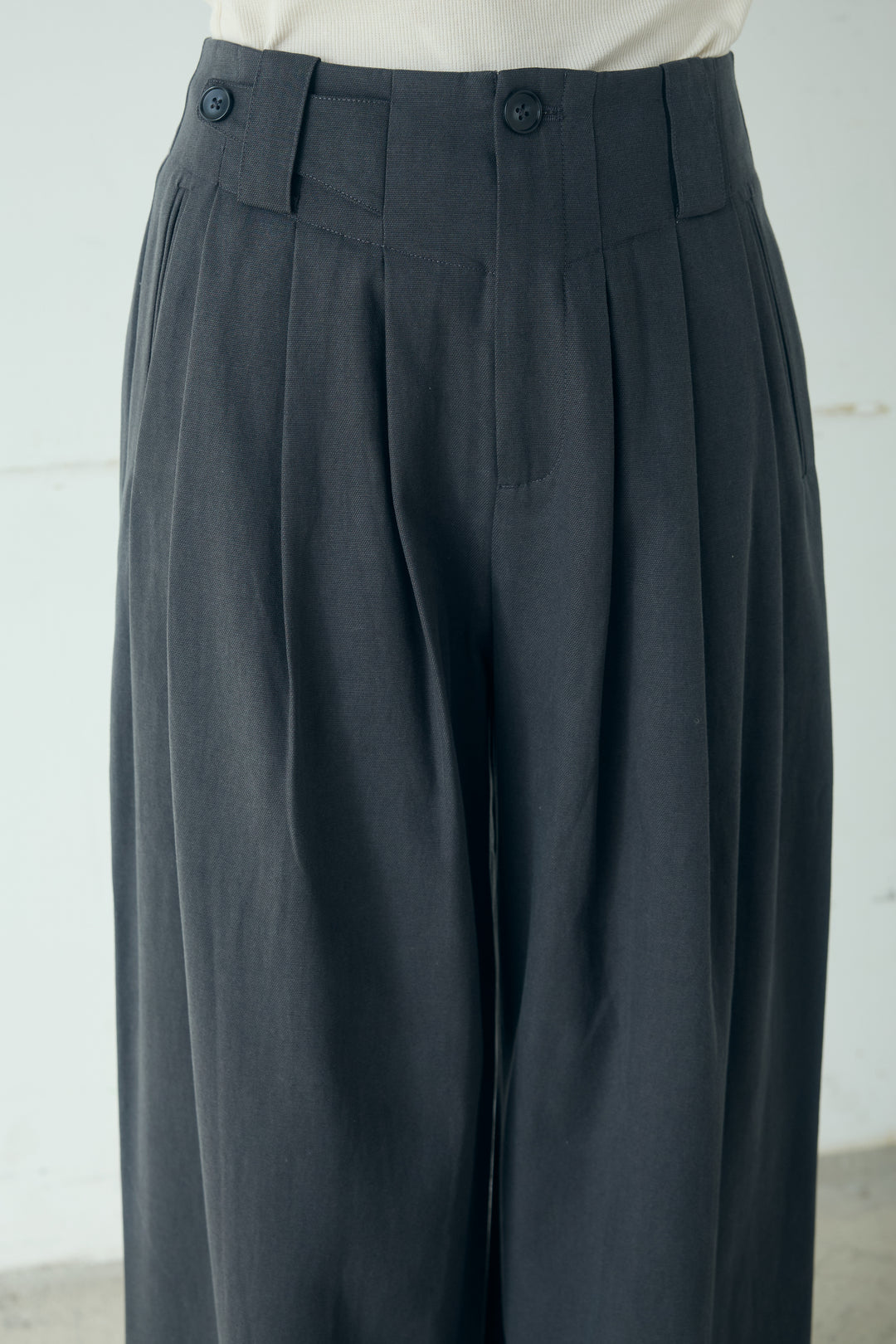 サイド調整ベルトタックパンツ