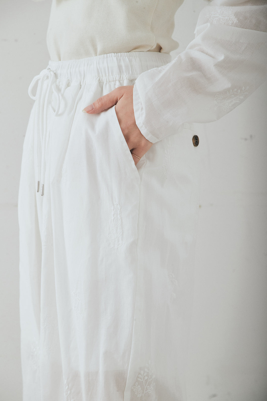 刺繍ローンタックイージーパンツ