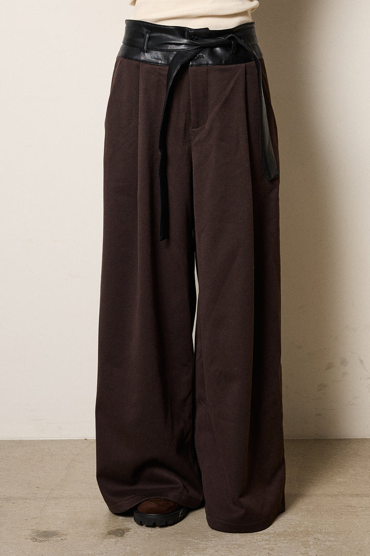 巻ベルトウエストレザーライクワイドパンツ