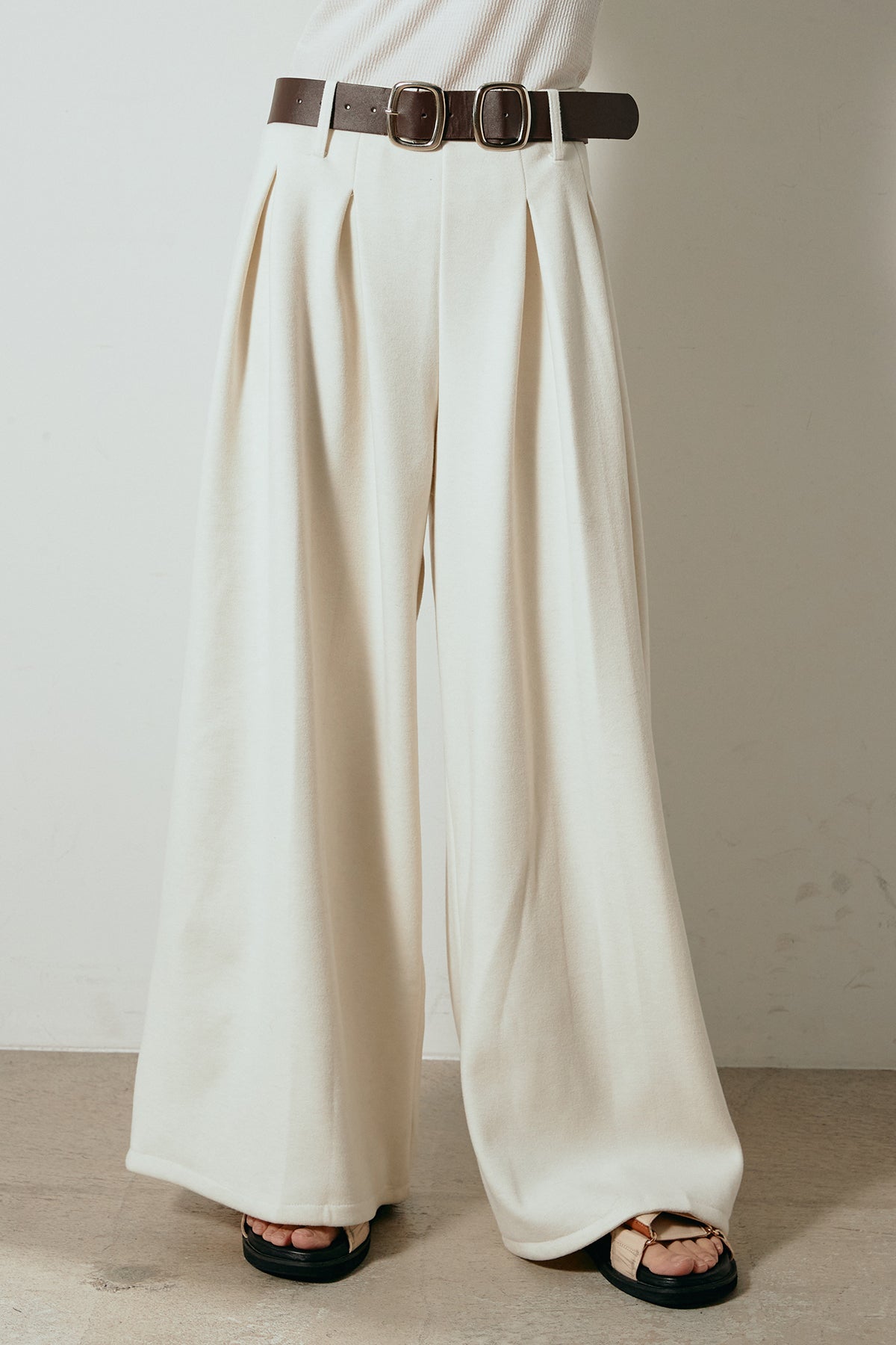 即納】フェイクレザー太ベルト付きタックワイドパンツ – ESICA