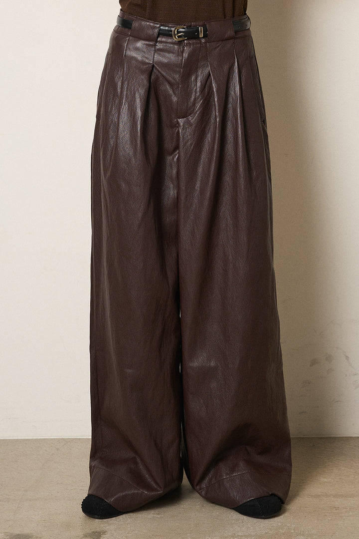 ベルト付きレザーライクタックパンツ