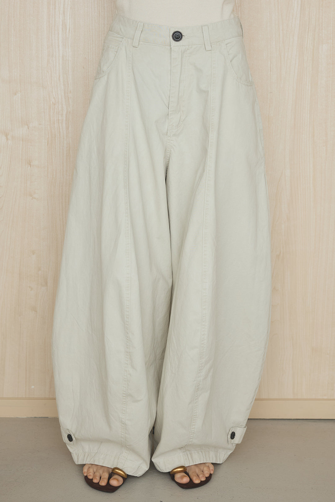 裾ボタン付きバレルパンツ