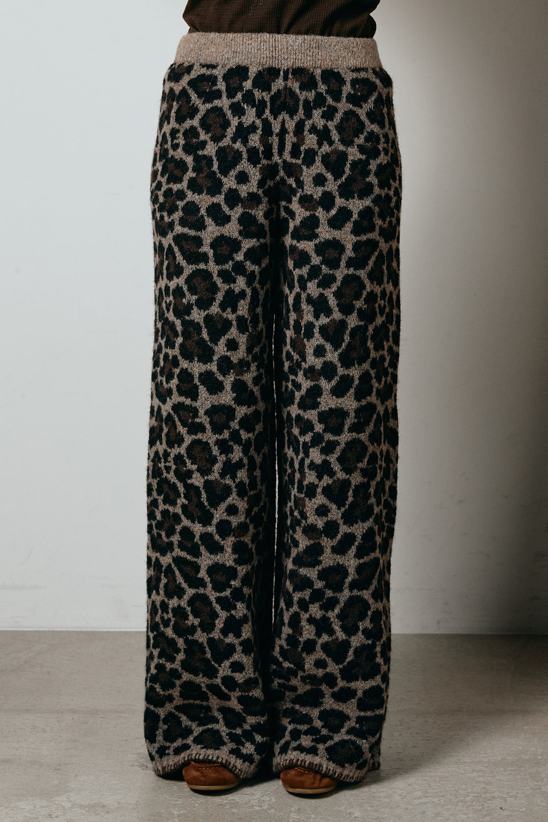 [SET]ブークレキーネックプルオーバー+リラックスレオパード柄ニットパンツ(2set)