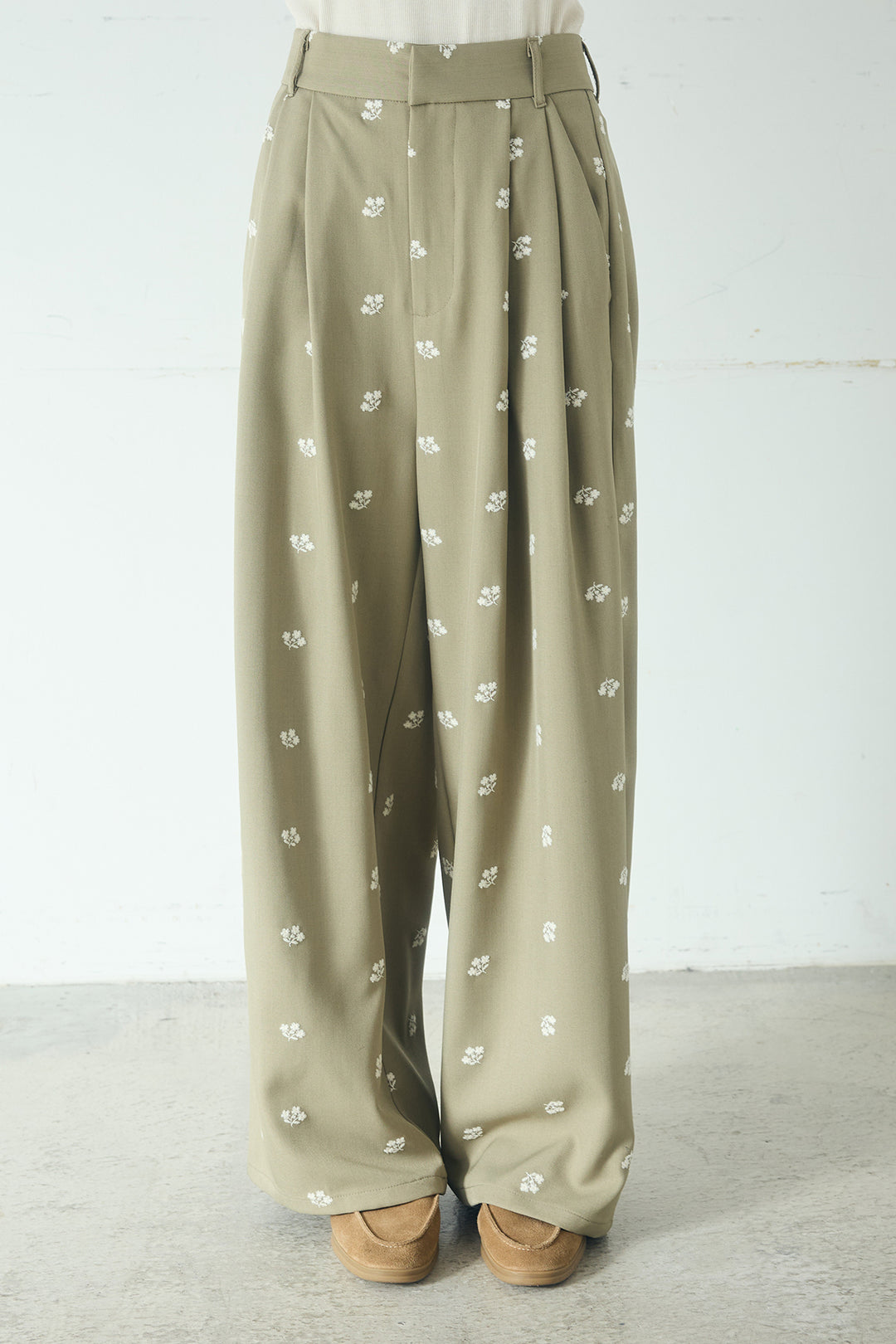 [SET]ノーカラーフロントギャザージップアウター+花柄刺繍ツイルタックパンツ(2set)