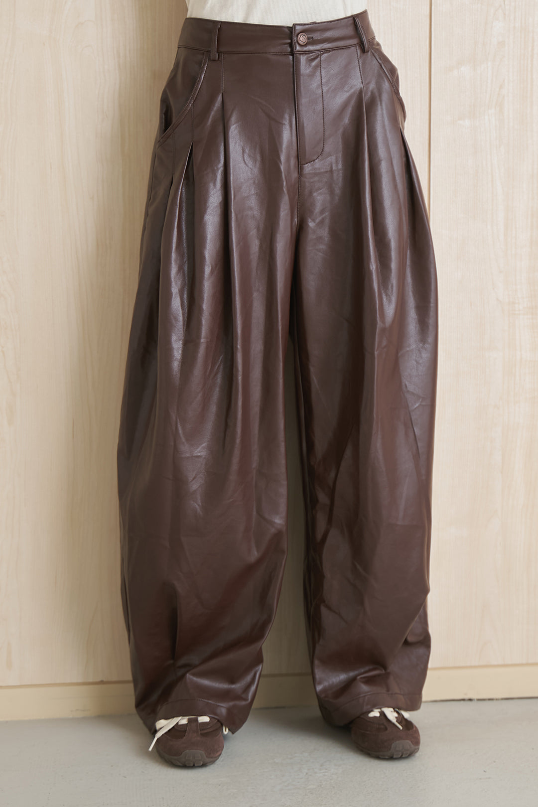 レザーライクワイドタックパンツ