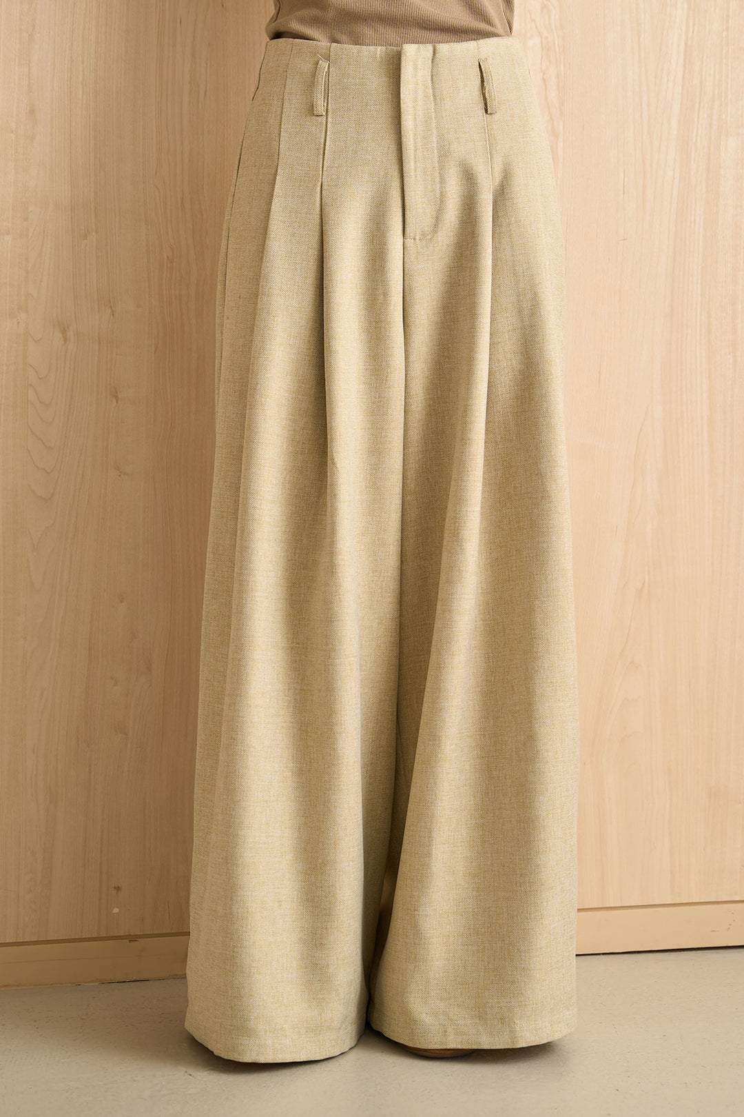 タック入りワイドスラックス