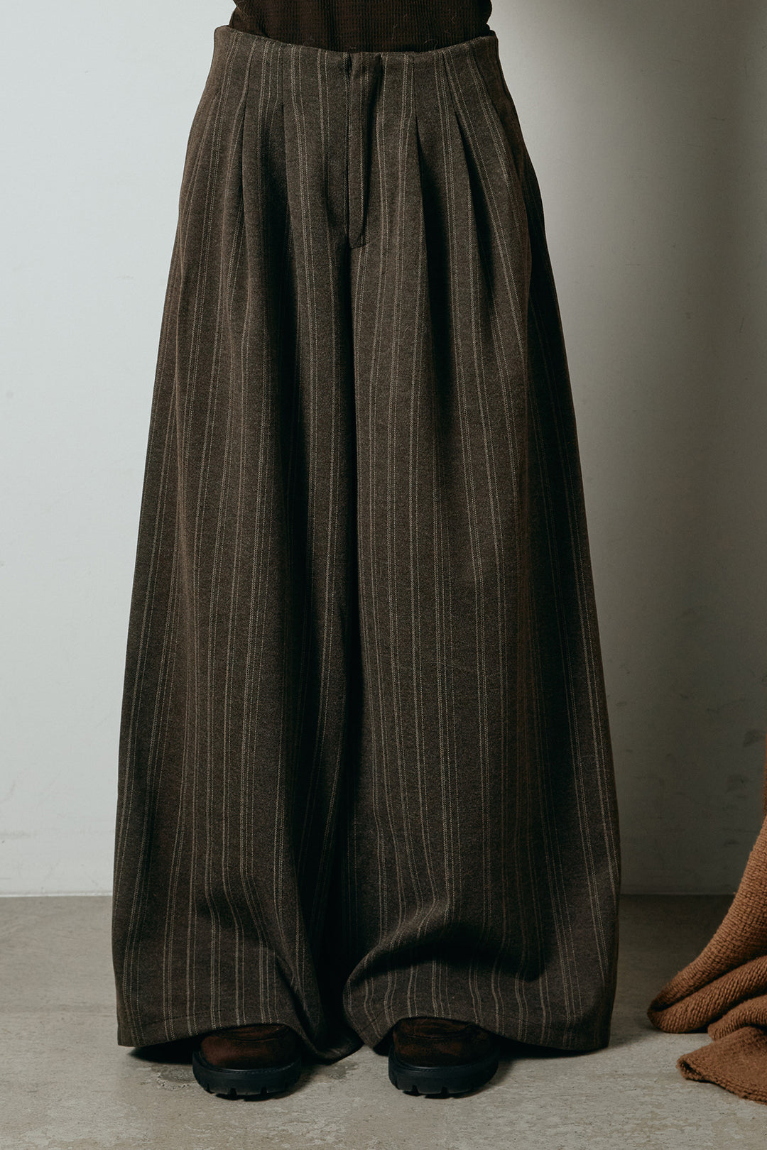 [SET]ネック巻きデザインニットトップス+タック入りマルチストライプ柄ワイドパンツ(2set)