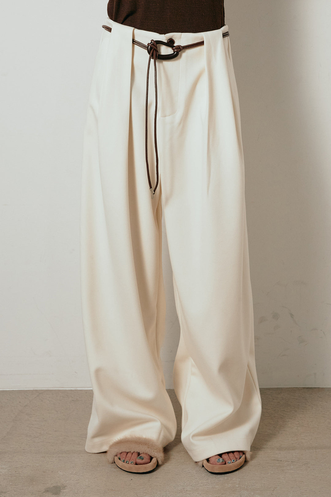 [SET]深Vネックチョウチョヤーンニットトップス+細フェイクレザーベルト付きワイドタックパンツ(2set)