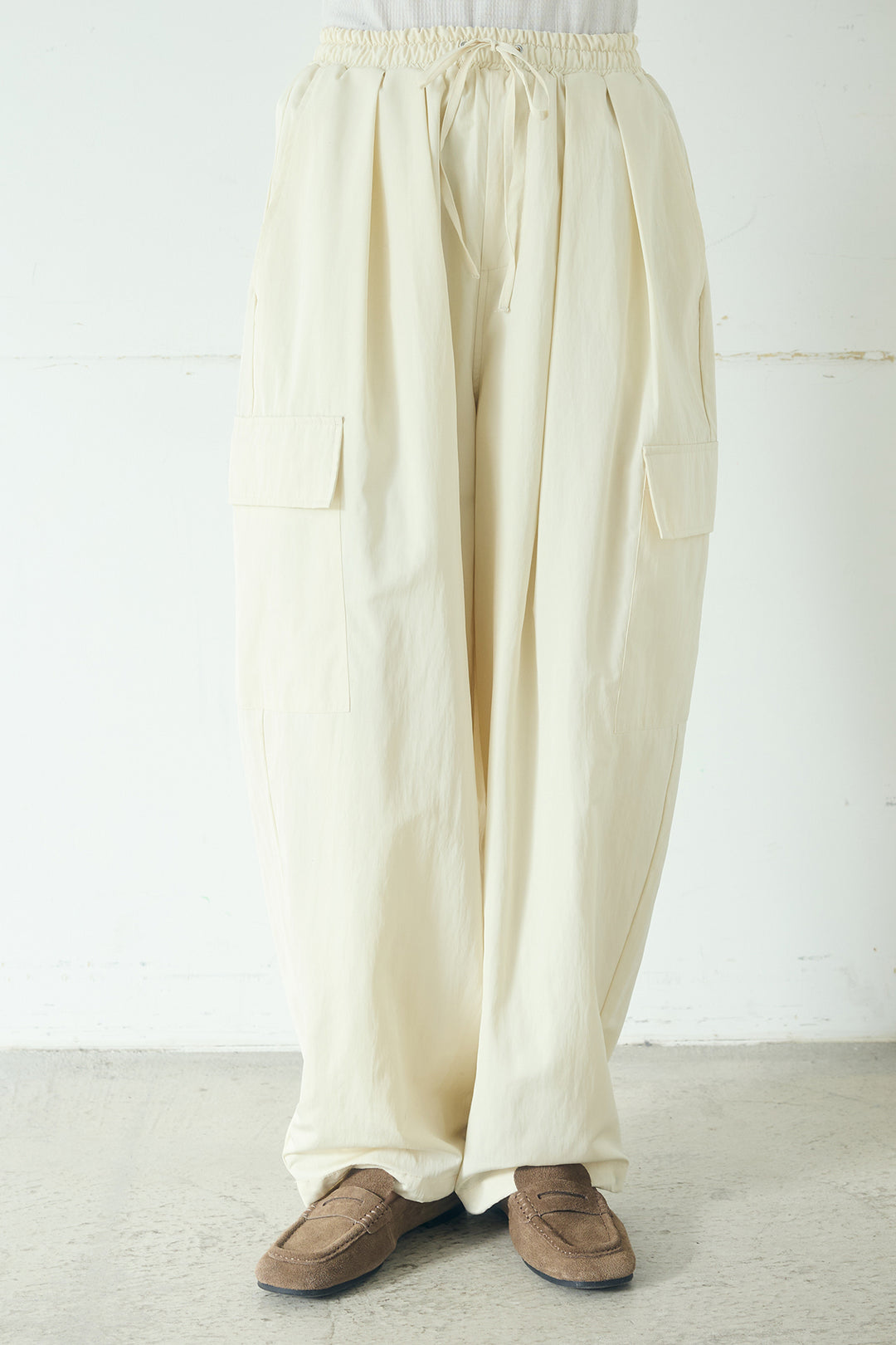 [SET]スポンディッシュBIGボタンクルーネックカーディガン+撥水ジョガーパンツ+ブロード切り替えぺプラムタンク(3set)