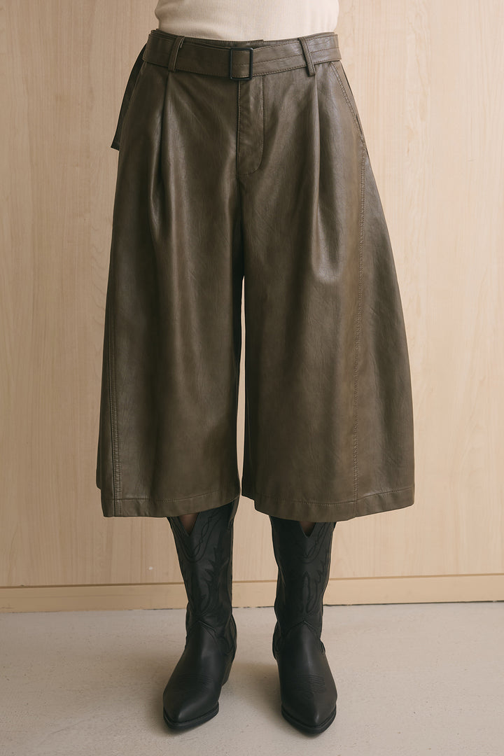 ベルト付きレザーライクタックハーフパンツ