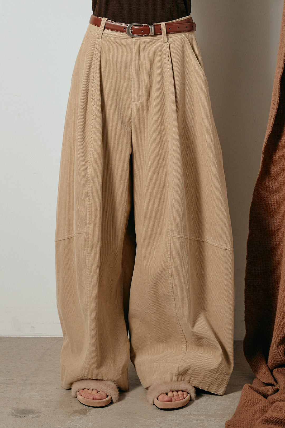 [SET]ウール混透かしロゴニットカーディガン+タック入りコーデュロイワイドパンツ(2set)