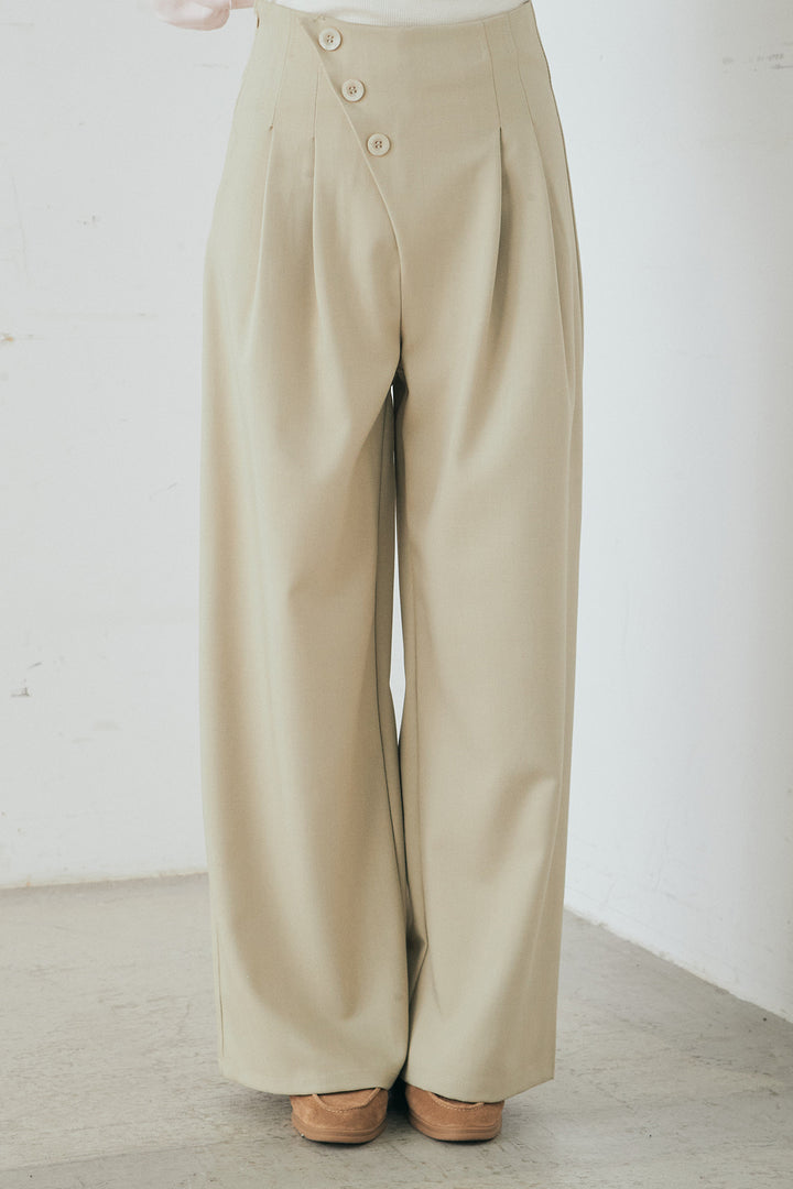 斜めボタンタック入りスラックス