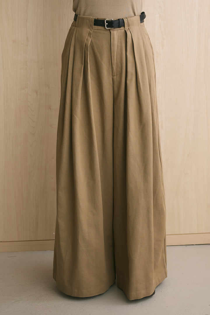 ベルトループタック入りワイドパンツ