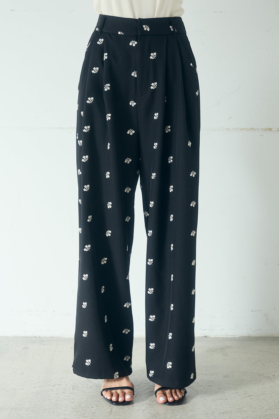 花柄刺繍ツイルタックパンツ
