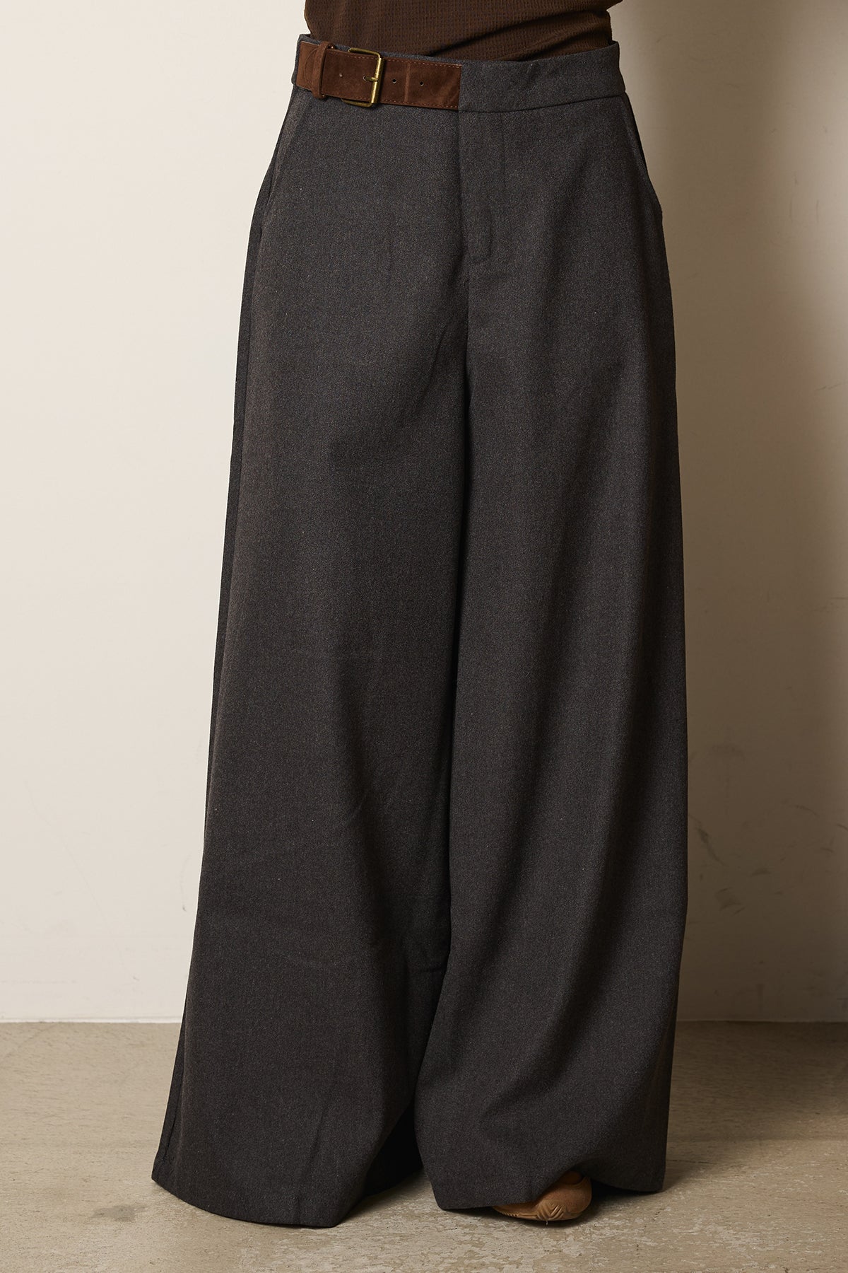 フェイクレザーサイドベルトワイドパンツ – ESICA