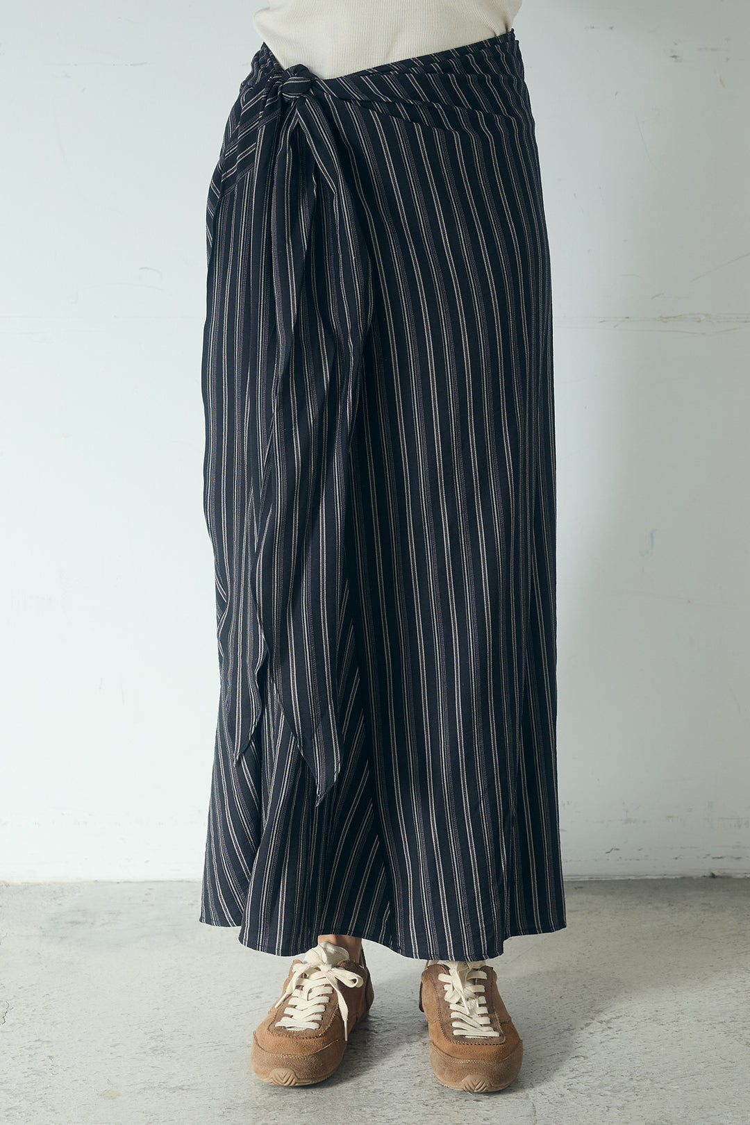 マルチピンストライプ柄巻きスカート